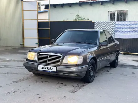 Mercedes-Benz E 220 1994 года за 1 900 000 тг. в Алматы