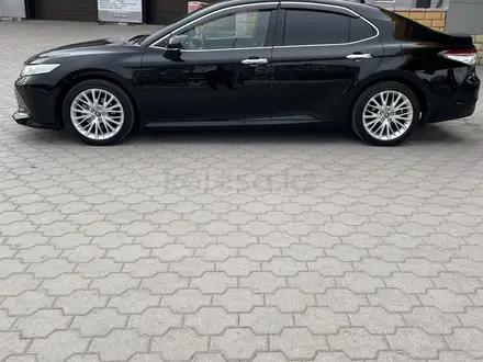 Toyota Camry 2019 года за 15 200 000 тг. в Караганда – фото 2