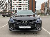 Toyota Camry 2018 года за 11 500 000 тг. в Астана – фото 2