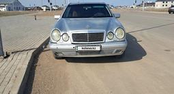 Mercedes-Benz E 320 1998 года за 2 400 000 тг. в Астана – фото 2