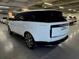 Land Rover Range Rover SV 2024 года за 98 000 000 тг. в Алматы – фото 2