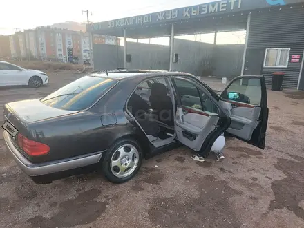 Mercedes-Benz E 280 1998 года за 2 100 000 тг. в Астана – фото 2