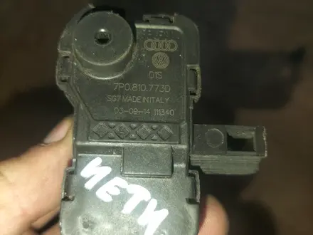 Замок лючка бензобака топливного бака 7p0810773d за 15 000 тг. в Астана