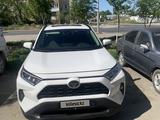 Toyota RAV4 2019 года за 11 700 000 тг. в Атырау