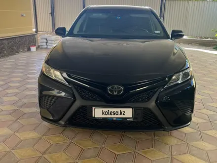 Toyota Camry 2018 года за 8 900 000 тг. в Атырау