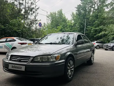 Toyota Camry 2000 года за 3 500 000 тг. в Астана – фото 2