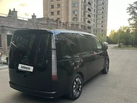 Hyundai Staria 2022 года за 23 850 000 тг. в Алматы – фото 2