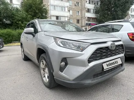 Toyota RAV4 2020 года за 14 540 000 тг. в Павлодар – фото 2