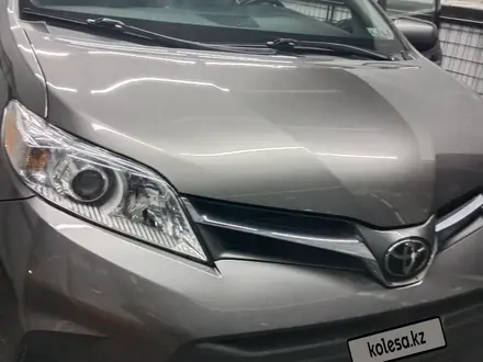 Toyota Sienna 2018 года за 17 400 000 тг. в Актобе – фото 2