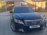 Toyota Camry 2013 года за 9 800 000 тг. в Атырау – фото 2