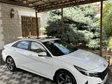Hyundai Elantra 2023 годаfor13 500 000 тг. в Шымкент