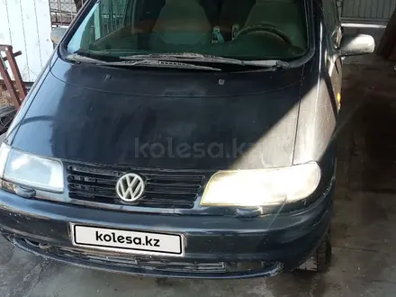 Volkswagen Sharan 1997 года за 2 300 000 тг. в Алматы