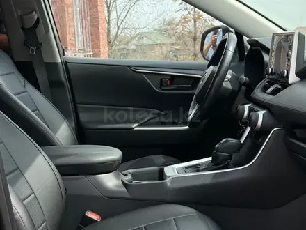 Toyota RAV4 2019 года за 12 500 000 тг. в Алматы – фото 15
