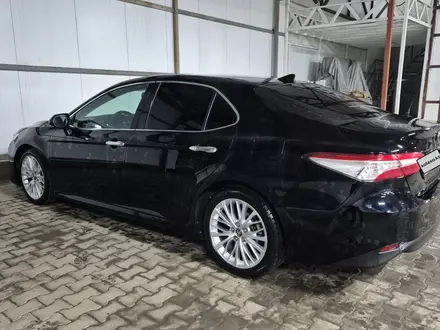 Toyota Camry 2018 года за 13 300 000 тг. в Астана – фото 3