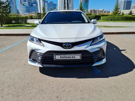 Toyota Camry 2023 года за 17 599 000 тг. в Астана – фото 2