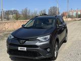 Toyota RAV4 2017 года за 9 600 000 тг. в Актобе – фото 2