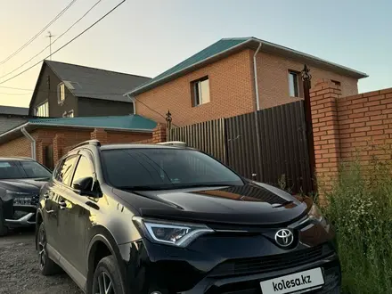 Toyota RAV4 2017 года за 13 500 000 тг. в Караганда