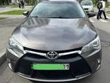 Toyota Camry 2016 года за 10 580 000 тг. в Астана – фото 2