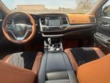 Toyota Highlander 2017 года за 13 000 000 тг. в Актау