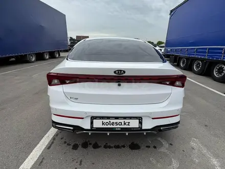 Kia K5 2021 года за 9 300 000 тг. в Алматы – фото 2