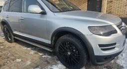 Volkswagen Touareg 2007 года за 9 200 000 тг. в Алматы – фото 2