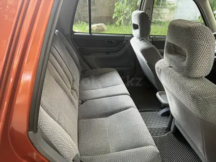 Honda CR-V 1998 года за 3 700 000 тг. в Алматы – фото 8