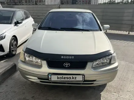 Toyota Camry 1999 года за 3 100 000 тг. в Алматы – фото 2