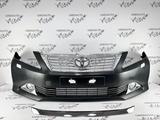 Передний бампер на Toyota Camry за 45 000 тг. в Алматы