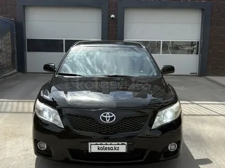 Toyota Camry 2011 года за 4 000 000 тг. в Атырау – фото 2