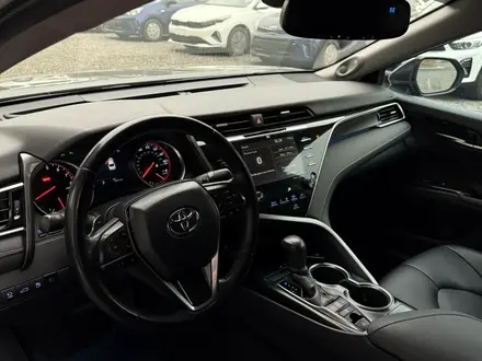 Toyota Camry 2018 года за 13 200 000 тг. в Алматы – фото 9