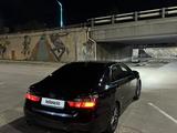 Toyota Camry 2016 года за 10 550 000 тг. в Атырау – фото 3