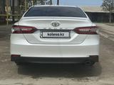 Toyota Camry 2018 года за 13 500 000 тг. в Алматы – фото 2