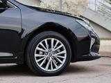 Toyota Camry 2015 года за 11 300 000 тг. в Шымкент – фото 3