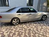 Mercedes-Benz E 320 1997 года за 2 700 000 тг. в Тараз – фото 2