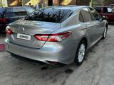 Toyota Camry 2020 года за 13 000 000 тг. в Шымкент – фото 2