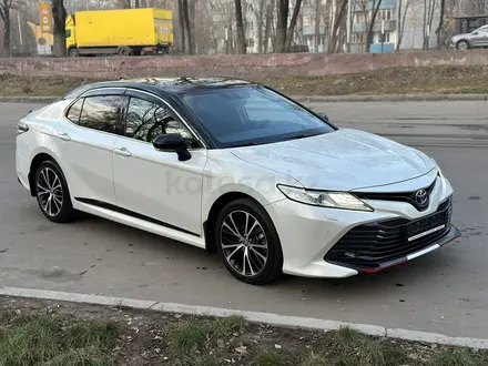 Toyota Camry 2020 года за 14 850 000 тг. в Алматы – фото 70