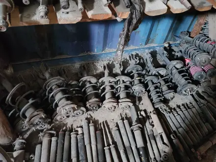 Амортизатор. Стойка амортизатора. Lexus GS 300 за 25 000 тг. в Алматы