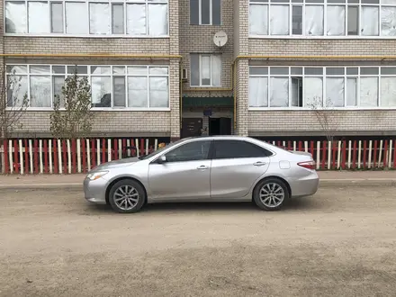 Toyota Camry 2015 года за 6 200 000 тг. в Атырау – фото 3