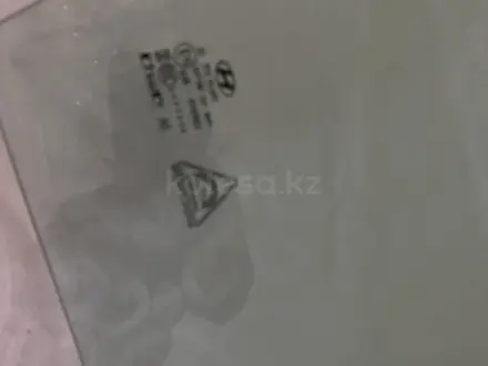 Стекло двери Kia K5 2020-2025 за 2 000 тг. в Алматы