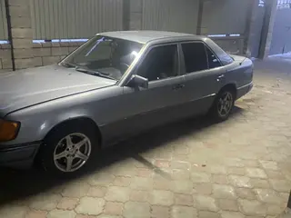 Mercedes-Benz E 230