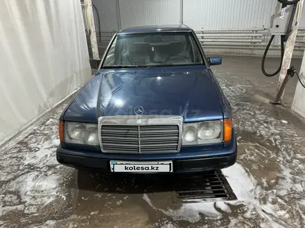 Mercedes-Benz E 260 1991 года за 2 000 000 тг. в Астана – фото 2