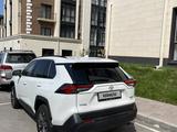 Toyota RAV4 2023 года за 23 500 000 тг. в Алматы – фото 3
