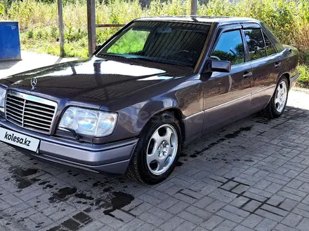 Mercedes-Benz E 220 1995 года за 3 000 000 тг. в Актобе