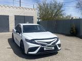 Toyota Camry 2022 года за 13 600 000 тг. в Семей – фото 4