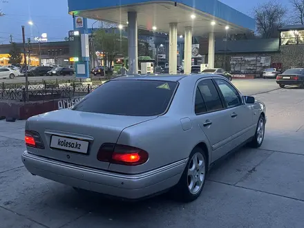 Mercedes-Benz E 320 1998 года за 3 000 000 тг. в Шымкент – фото 21