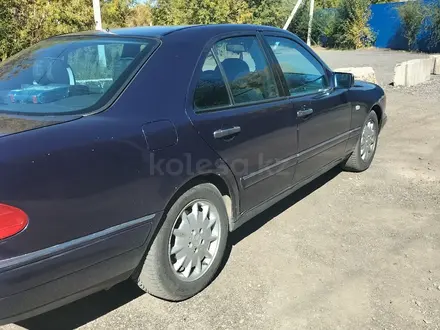 Mercedes-Benz E 320 1996 года за 2 500 000 тг. в Караганда – фото 2