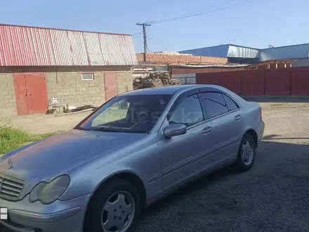 Mercedes-Benz C 240 2002 года за 3 000 000 тг. в Усть-Каменогорск – фото 2