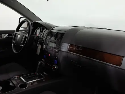Volkswagen Touareg 2006 года за 3 890 000 тг. в Астана – фото 17