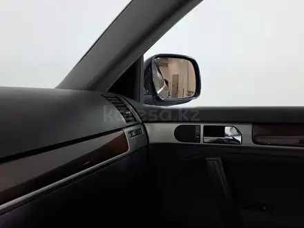 Volkswagen Touareg 2006 года за 3 890 000 тг. в Астана – фото 18