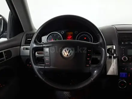Volkswagen Touareg 2006 года за 3 890 000 тг. в Астана – фото 22